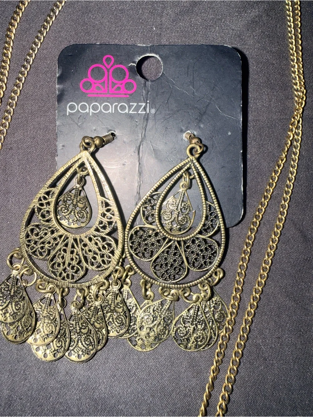Necklace bundle and pair of earrings